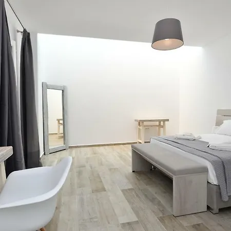 Nisides * Naousa (Paros)