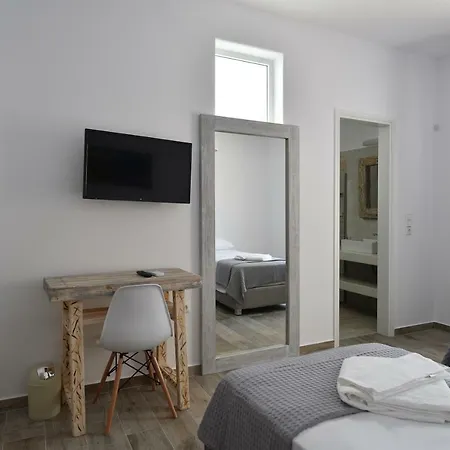 Nisides Naousa (Paros)