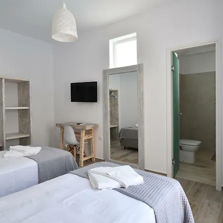 Nisides Naousa (Paros)